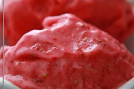Клубничное мороженое за 20 секунд: шаг 1