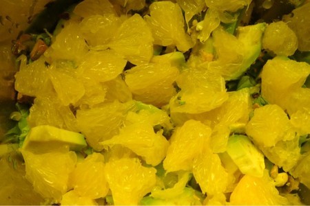 Салат из авокадо с сыром, апельсином и клубникой.: шаг 3