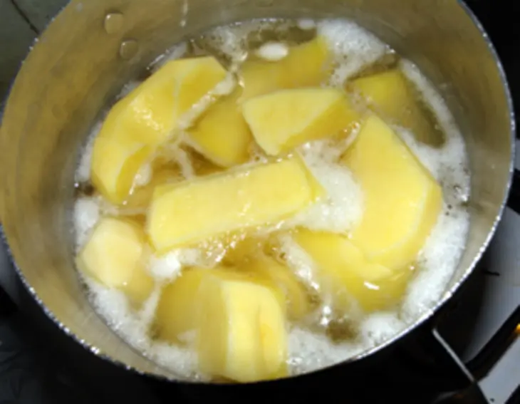 Пирожки с разной начинкой: картошкой, капустой и бананами: шаг 2