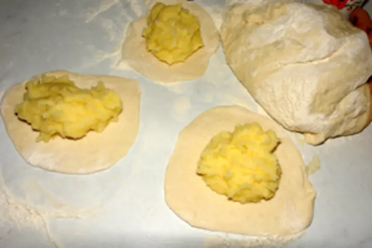 Пирожки с разной начинкой: картошкой, капустой и бананами: шаг 4
