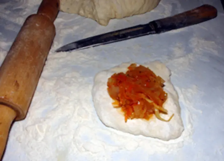 Пирожки с разной начинкой: картошкой, капустой и бананами: шаг 7