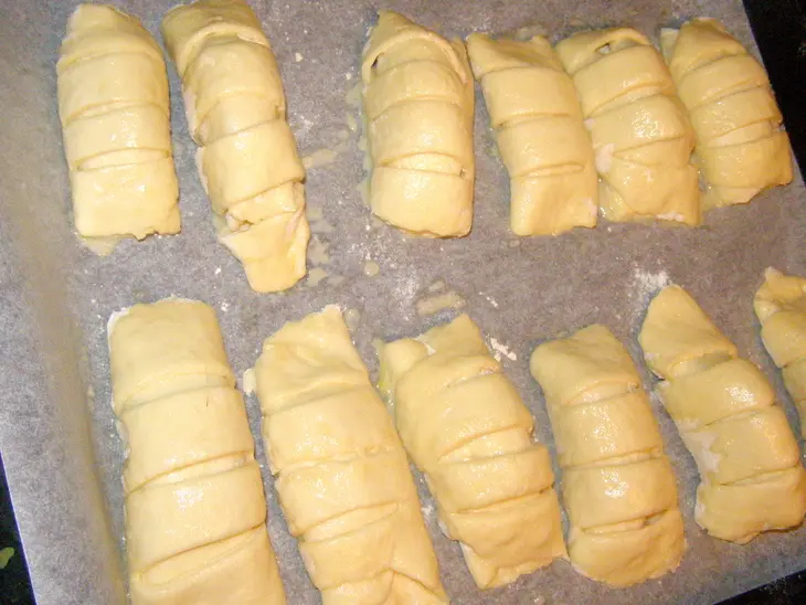 Полосатые  кифле с сыром: шаг 4