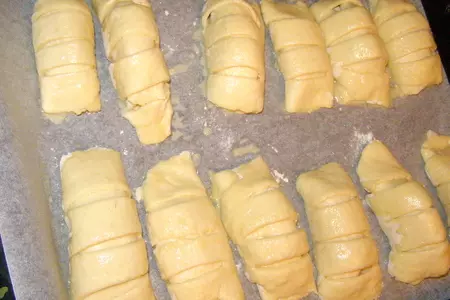 Полосатые  кифле с сыром: шаг 4