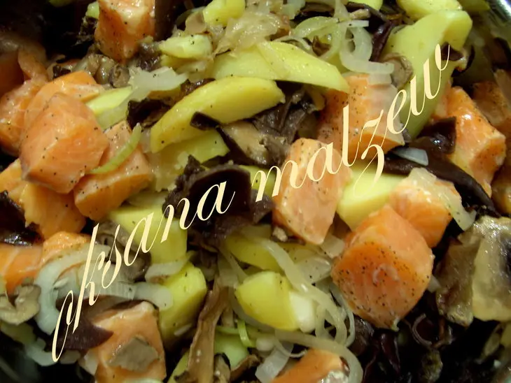 Картошка  запечёная в горшочках с рыбой и грибами: шаг 3