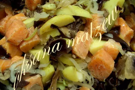 Картошка  запечёная в горшочках с рыбой и грибами: шаг 3