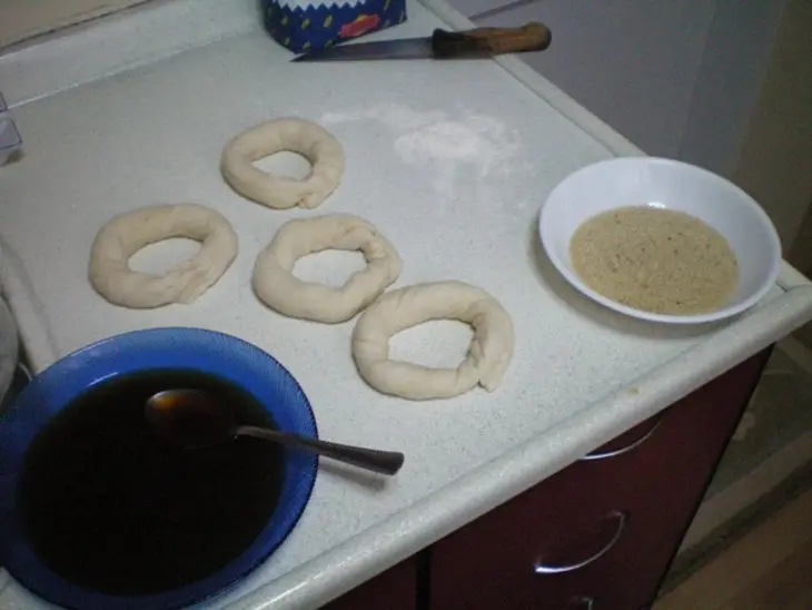 Симит (турецкий бублик с кунжутной обсыпкой): шаг 3