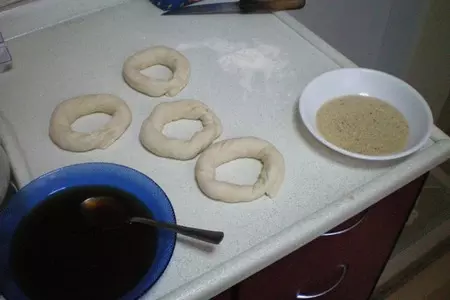 Симит (турецкий бублик с кунжутной обсыпкой): шаг 3