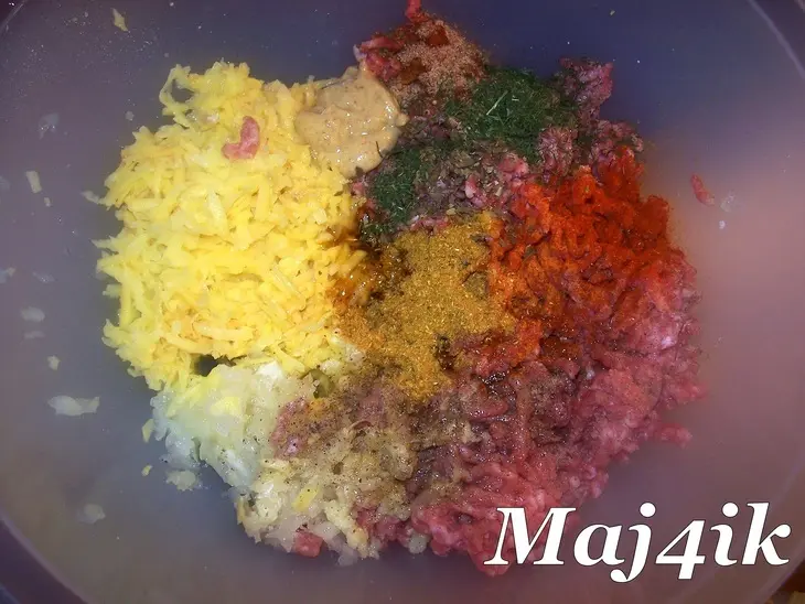 Пикантные мясные шарики-тефтельки в необычном соусе: шаг 1