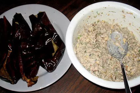 Баклажаны,фаршированные сыром фета и кедровыми орешками: шаг 1