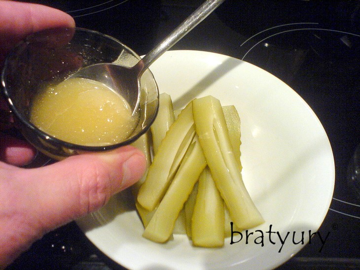 Салат-исследование "солёные огурцы с мёдом и сметаной", как пишут финны, «блюдо на маленький голод»: шаг 4