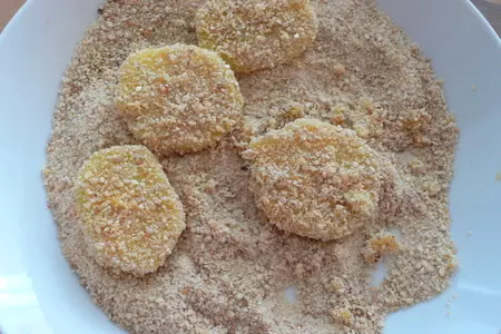 Картофель "вкусняшка"(панированный в сухарях и пармезане): шаг 2