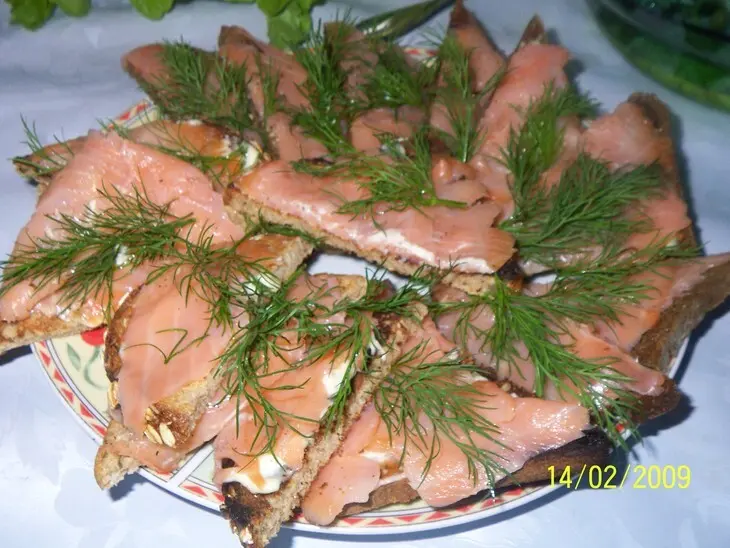 Вкуснейшие бутерброды для любого стола (с красной рыбой): шаг 1