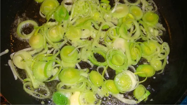 Куриные крылышки  фаршированные шампиньонами с луком пореем.: шаг 3