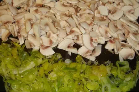 Куриные крылышки  фаршированные шампиньонами с луком пореем.: шаг 4
