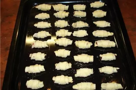 Рогалики с вишней и сгущёнкой.: шаг 4