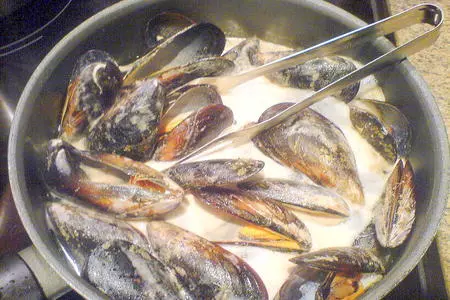 Спагетти с мидиями в (черно) морской воде: шаг 3