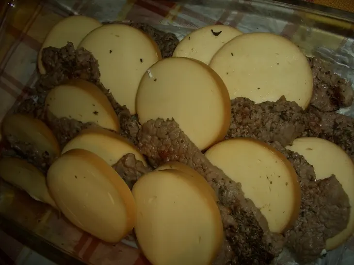 Говядина с колбасным сыром: шаг 5