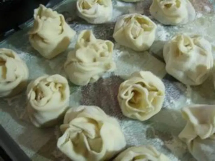 Манты с рыбой, запеченные в горшочках: шаг 2