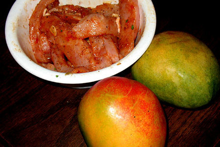 Куриная грудка с манго на шпажках в манго-чили соусе: шаг 1