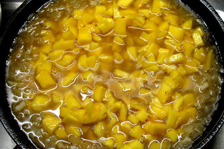 Куриная грудка с манго на шпажках в манго-чили соусе: шаг 3