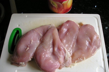 Куриная грудка с консервироваными персиками: шаг 1