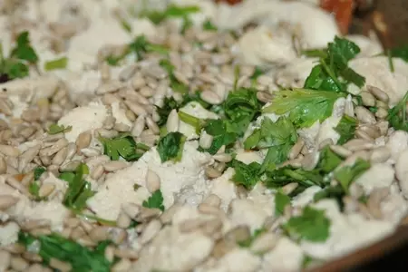 Быстрая курочка с семечками и травами.: шаг 4