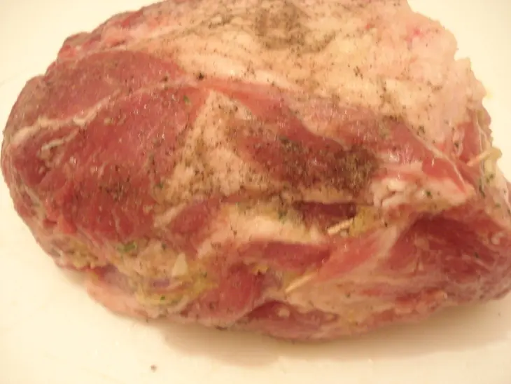 Кусок пикантного свиного  мяса запечёного в духовке: шаг 1