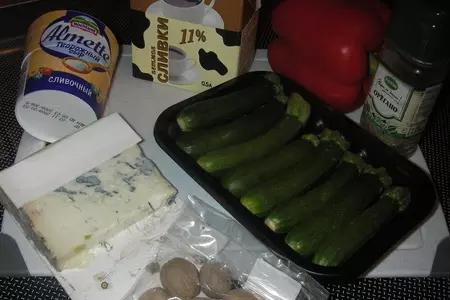 Цуккини под соусом из голубого сыра и запеченого перца: шаг 1
