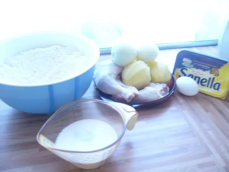 Пирог с окорочками и картофелем: шаг 1