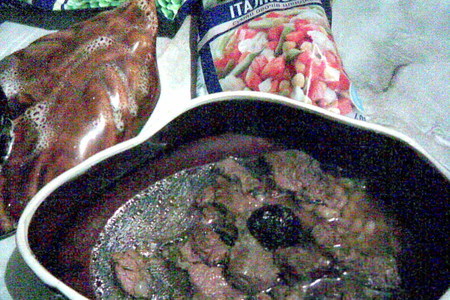 Говяжий суп с фасолью, овощами и черносливом в керамической посуде: шаг 1