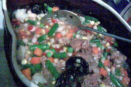 Говяжий суп с фасолью, овощами и черносливом в керамической посуде: шаг 2