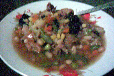 Говяжий суп с фасолью, овощами и черносливом в керамической посуде: шаг 7