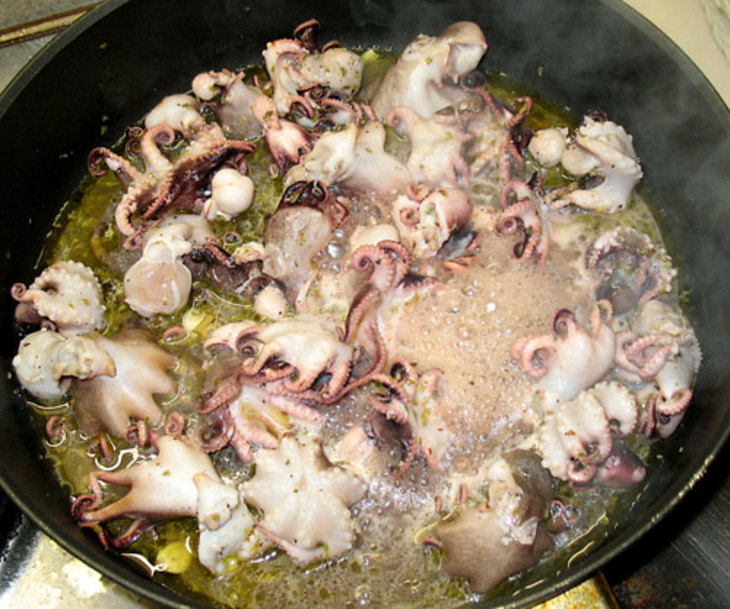Беби-осьминоги под соусом из грецких орехов: шаг 1