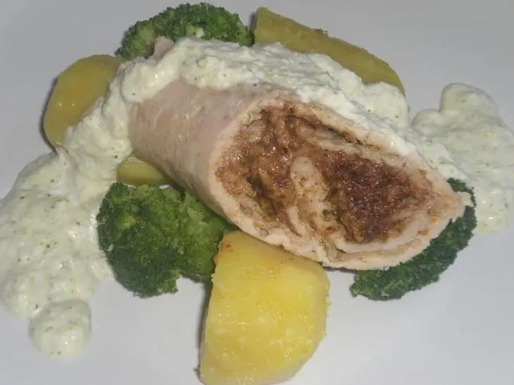 Рулет мясной с ореховой начинкой: шаг 2