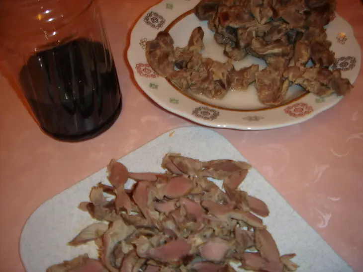 Теплый  салат из куриных желудков: шаг 1