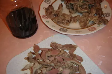 Теплый  салат из куриных желудков: шаг 1
