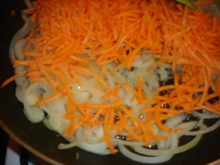 Теплый  салат из куриных желудков: шаг 2