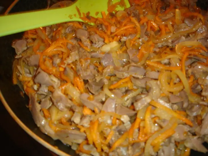 Теплый  салат из куриных желудков: шаг 3