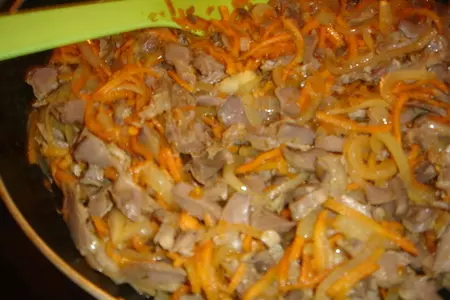 Теплый  салат из куриных желудков: шаг 3