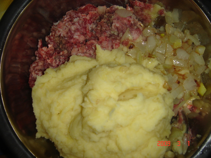 Картофельно-мясные котлеты с нежным грибным соусом.: шаг 1