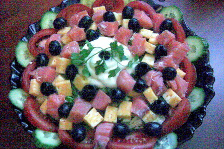 Салат с семгой, сыром, маслинами и овощами: шаг 1