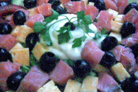 Салат с семгой, сыром, маслинами и овощами: шаг 3