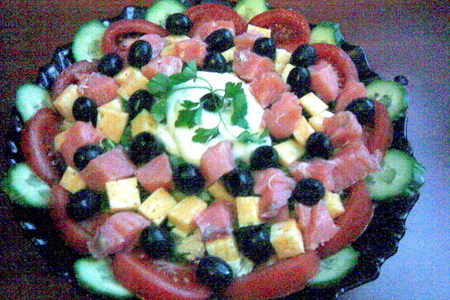 Салат с семгой, сыром, маслинами и овощами: шаг 4