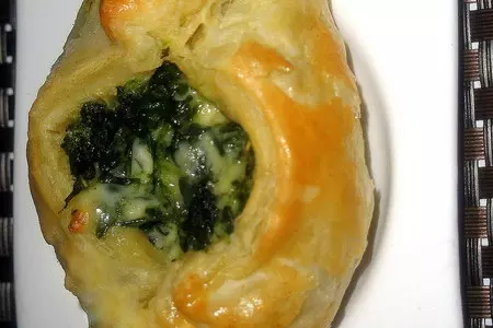 Слоеные пирожки с шпинатом и сыром: шаг 1