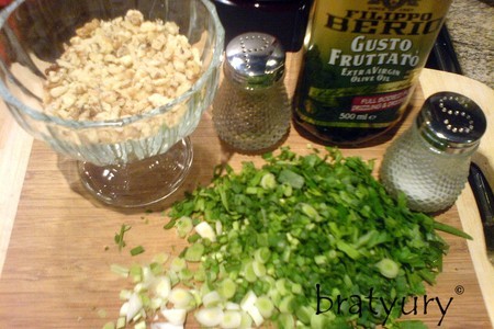 Салат из свежей крапивы с орехами: шаг 2