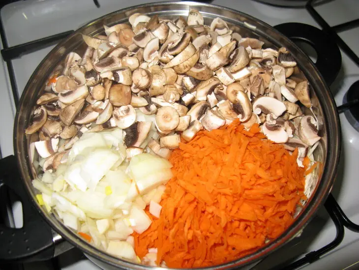 Капуста тушеная с овощами и шампиньонами: шаг 1