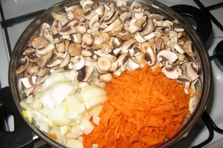 Капуста тушеная с овощами и шампиньонами: шаг 1