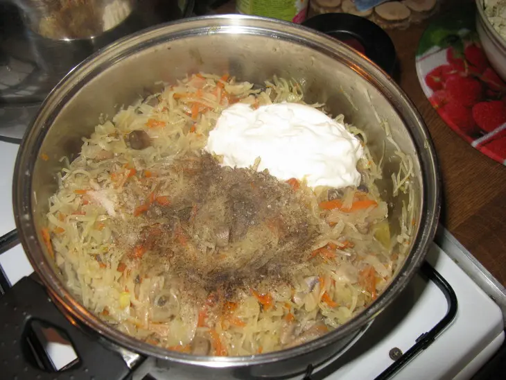 Капуста тушеная с овощами и шампиньонами: шаг 2