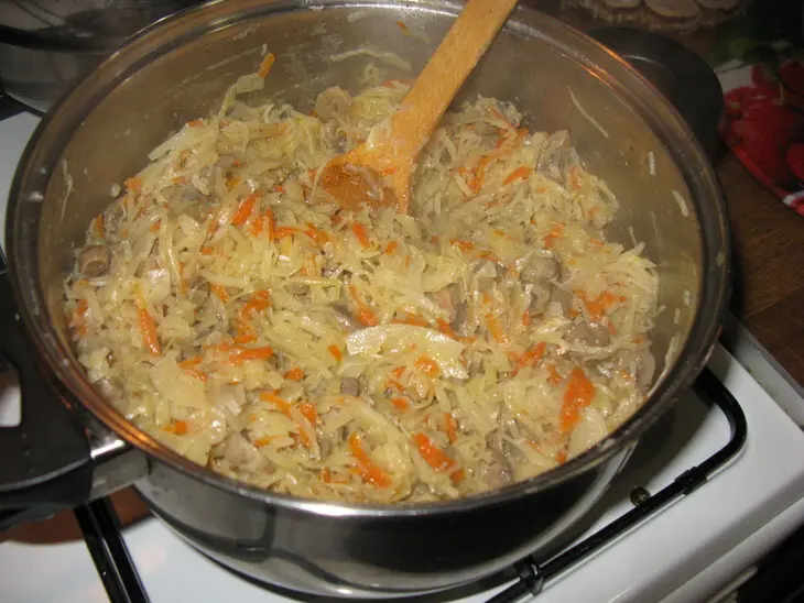 Капуста тушеная с овощами и шампиньонами: шаг 3