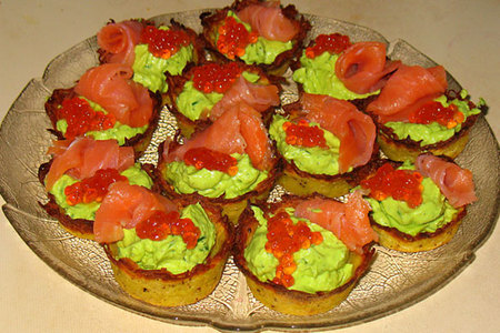 Картофельные тарталетки с начинкой из авокадо с копчёным лососем и красной икрой: шаг 1